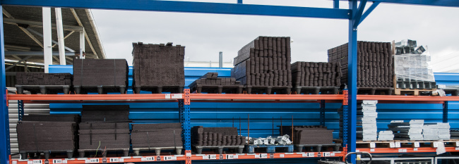 Část zásob plotových plotovek Plotovky plastové hnědé