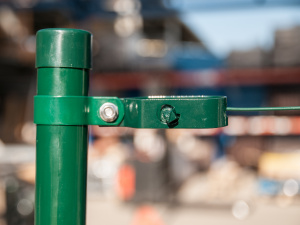 Napínaní drátu napínacím strojkem Napínaní drátu napínacím strojkem