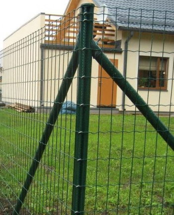 Příklad uchycení klasického pletiva na sloupek pomocí příchytek a napínacího drátu