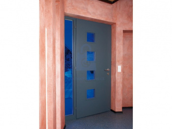 Výplň dveří z barveného plexiskla