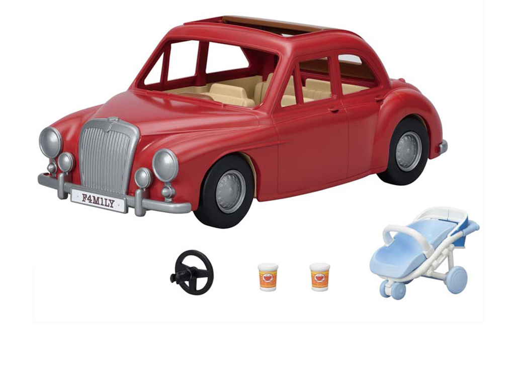 Rodinné cestovné auto červené s kočíkom a autosedačkou