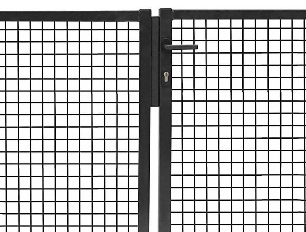 Detail PVC kliky a přípravy pro zámek FAB u antracitové brány Savan Plus