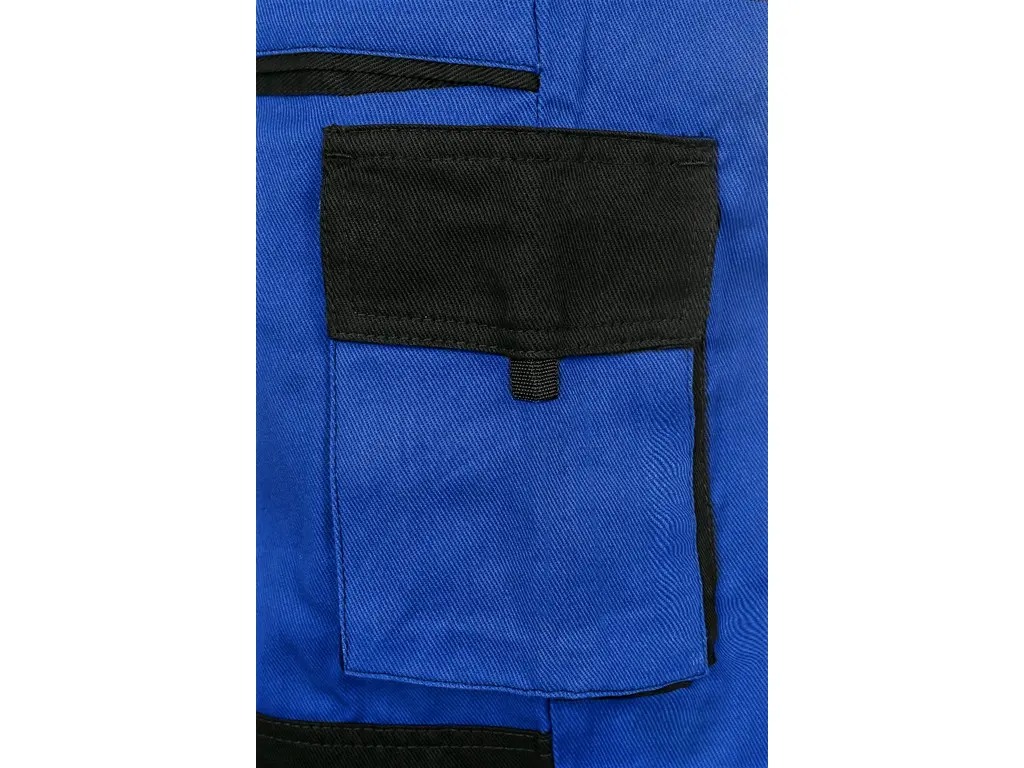 Detail kapsy s klopou zimních pracovních kalhot s laclem CXS LUXY MARTIN