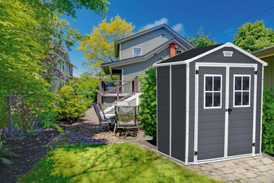 Zahradní domek Keter Manor 6 × 5 v tmavě šedém provedení
