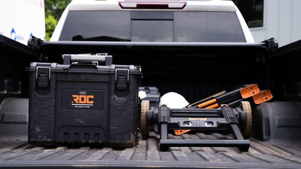 Mobilní systém boxů Keter ROC Pro Gear 2.0 na korbě automobilu