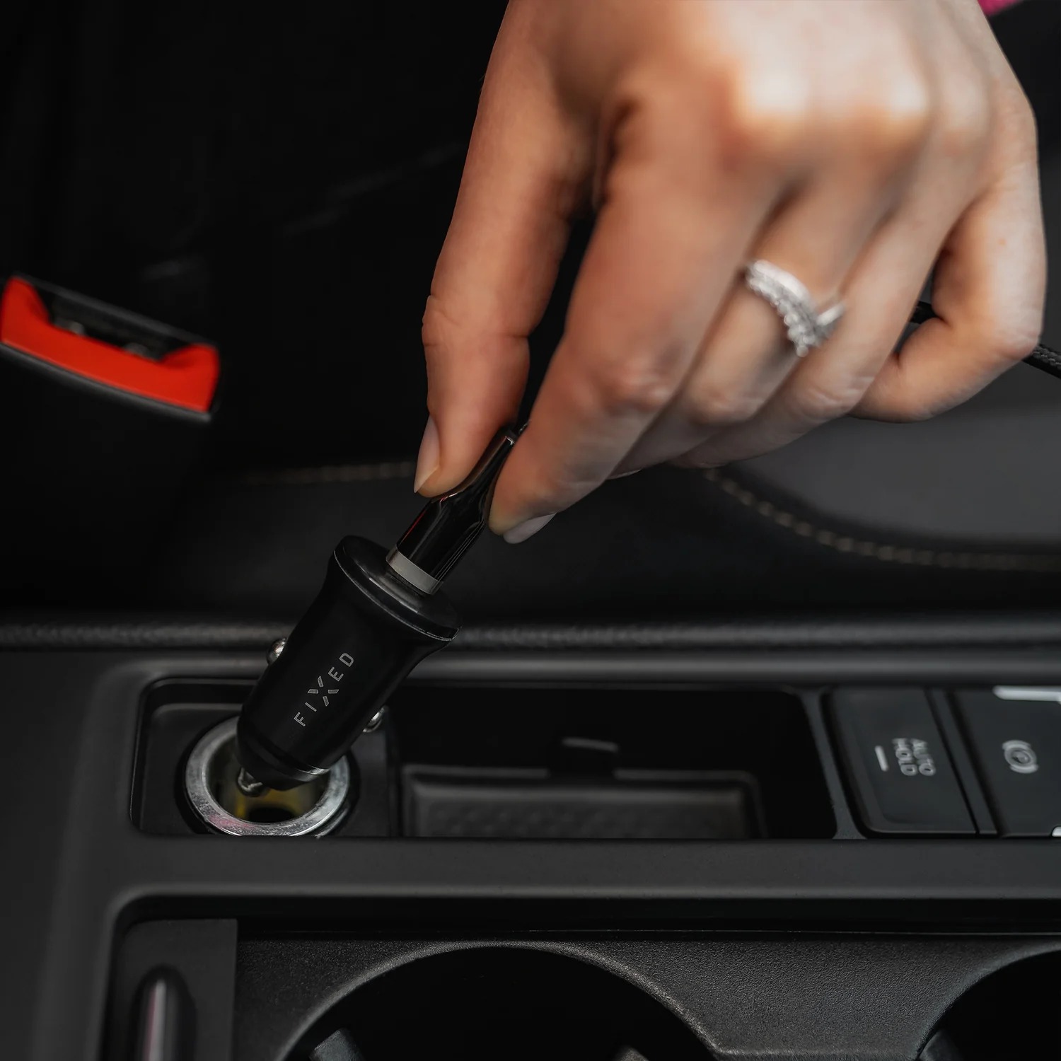 Autonabíječka FIXED s USB-C při zapojení do 12V zásuvky automobilu
