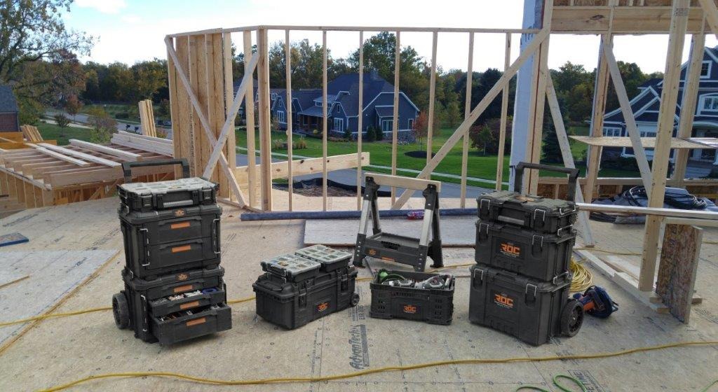 Zásuvkové boxy Keter ROC Pro Gear 2.0 při použití na stavbě