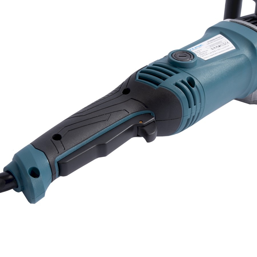 Detail ergonomické rukojeti a spouště satinační brusky XTLINE XT105355