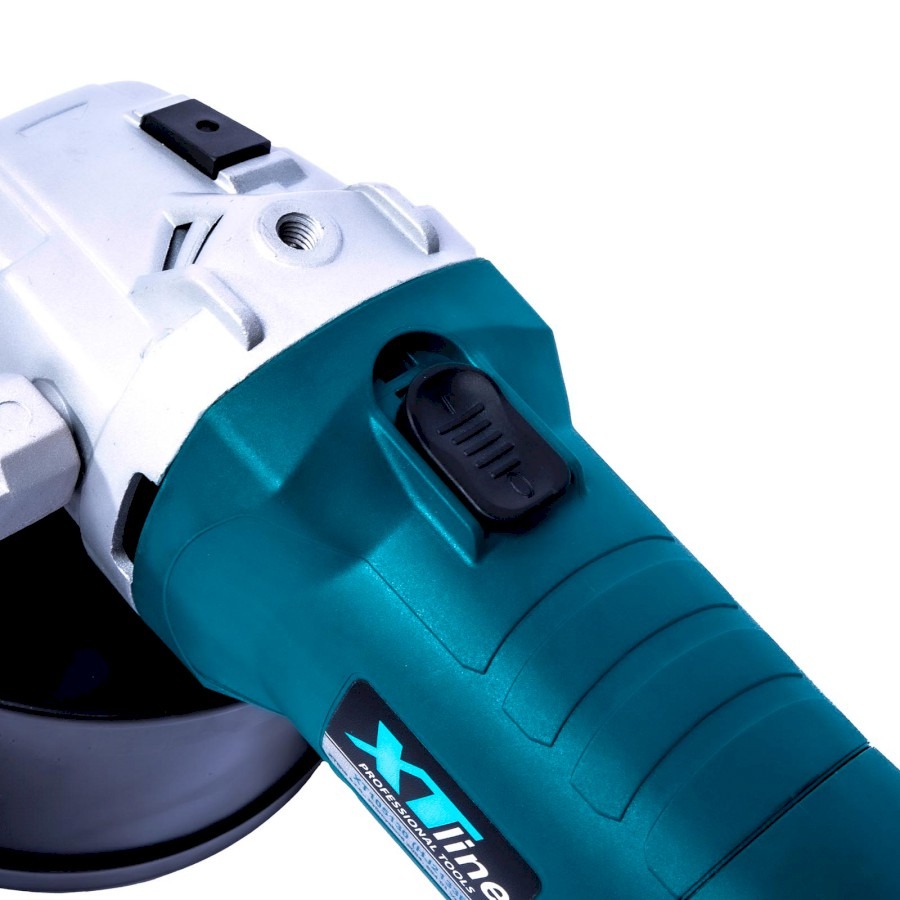 Detail rukojeti a ovládacího spínače satinační brusky XTLINE XT105345