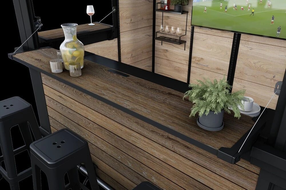 Detail barové části Keter Deco Bar Duo s výklopným pultem, policemi a držáky