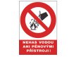 Tabulka bezpečnostní - Nehas vodou ani pěnovými přístroji!