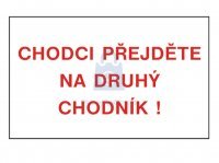 Tabulka bezpečnostní - Chodci přejděte na druhý chodník!